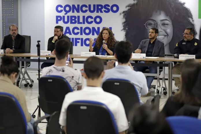 A ministra Esther Dweck (Gestão e Inovação em Serviços Públicos) durante coletiva para fazer um balanço da aplicação do Concurso Nacional Unificado - Foto: Bruno Peres/Agência Brasil