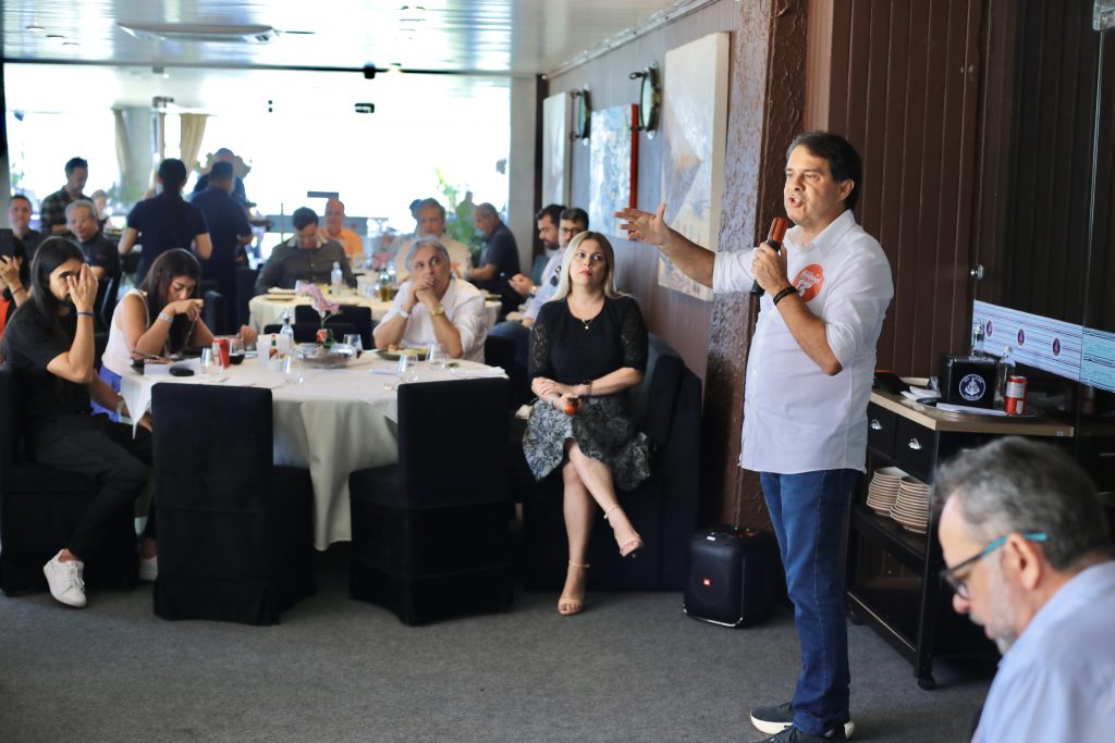 Evandro em encontro com empresários e empreendedores do ramo da tecnologia - Imagem: Reprodução.