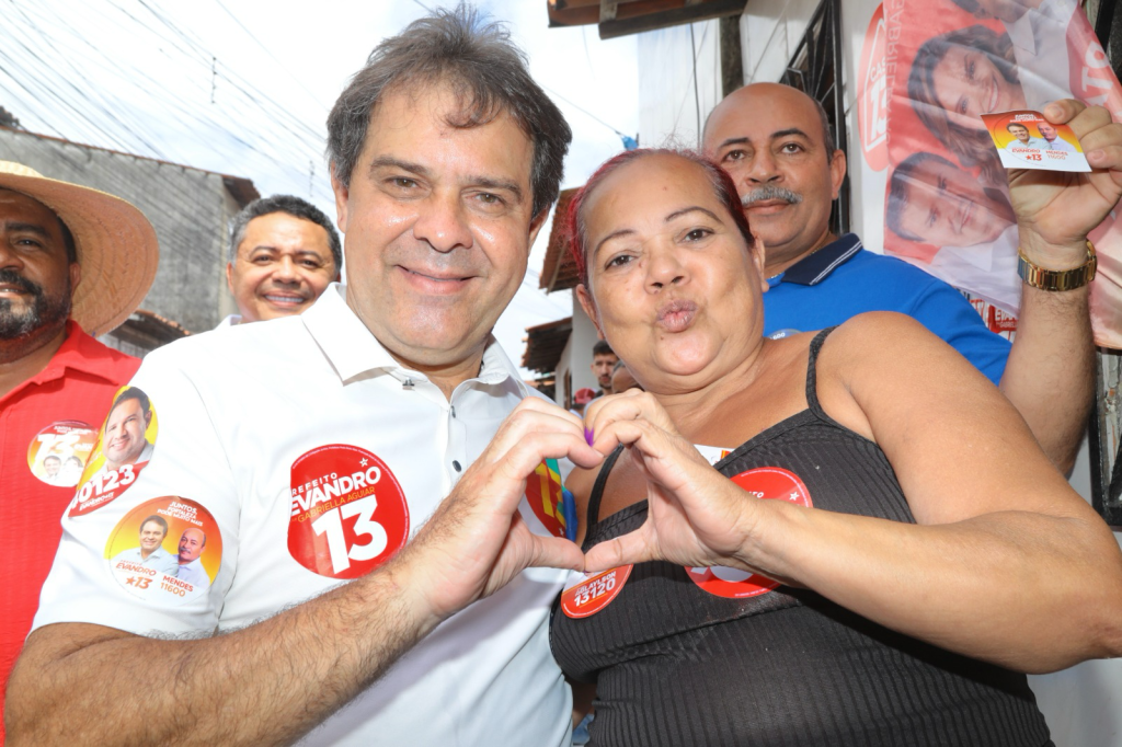 Evandro e moradora - Imagem: Reprodução.