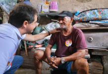 Durante caminhada na Comunidade dos Trilhos, o candidato petista ouviu moradores - Imagem:Reprodução