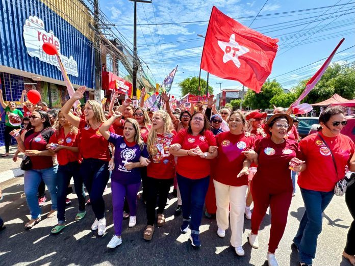 Luziane lidera caminhada pelas ruas da Caucaia- Imagem: Reprodução.