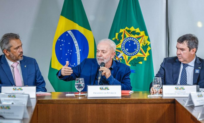 Em Brasília, governador Elmano de Freitas assinou ordem de serviço para duplicação dos trechos 1 e 2 do Eixão das Águas