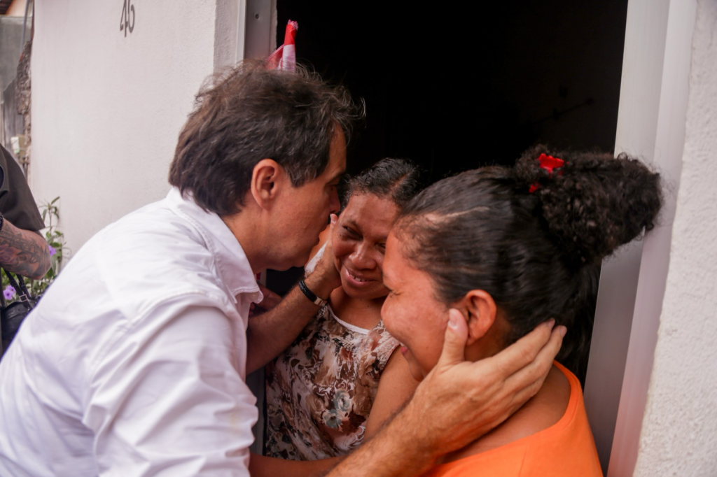 Candidato Evandro Leitão e cidadã - Imagem: Reprodução.