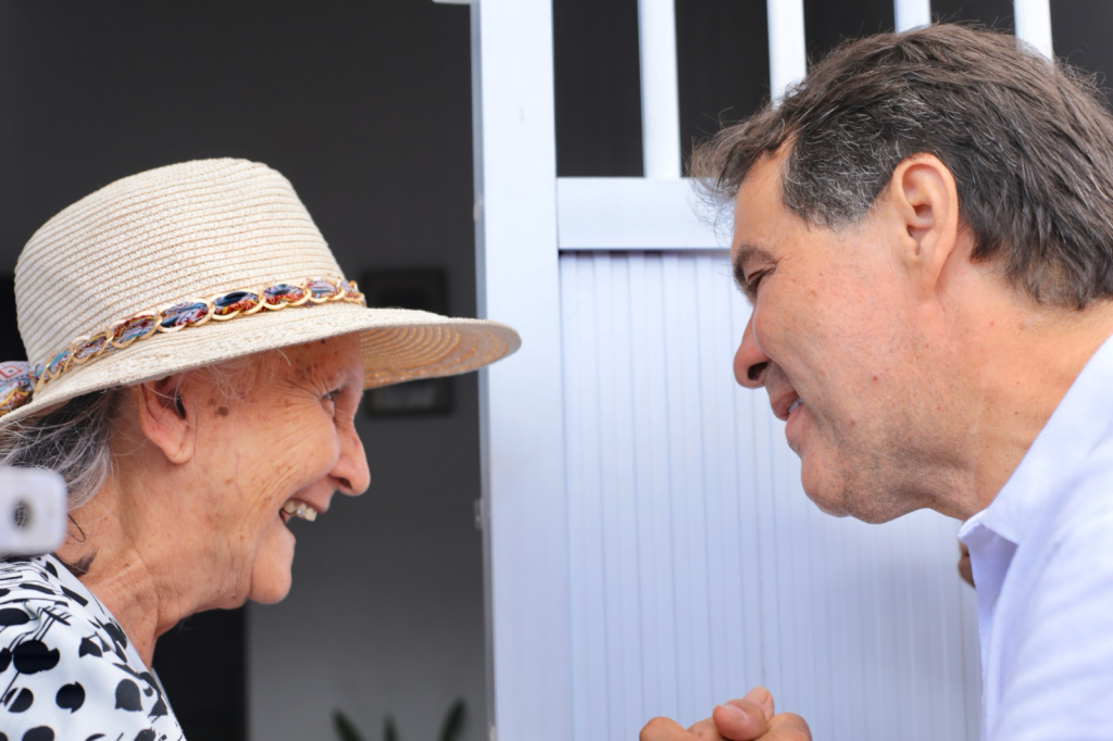 Em caminhada pelo Passaré, o candidato petista reafirmou seu compromisso em ampliar as equipes de atenção básica à saúde - Imagem: Reprodução.