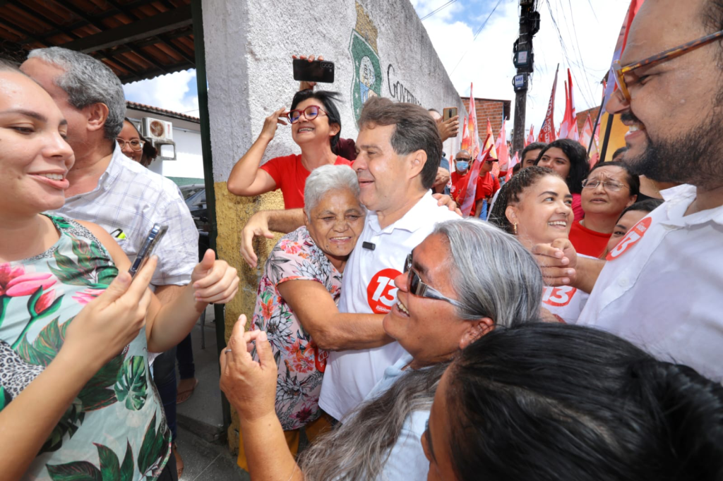 Na manhã desta quinta-feira (10), o candidato petista esteve no Planalto Ayrton Senna conhecendo de perto a dura realidade do povo de Fortaleza