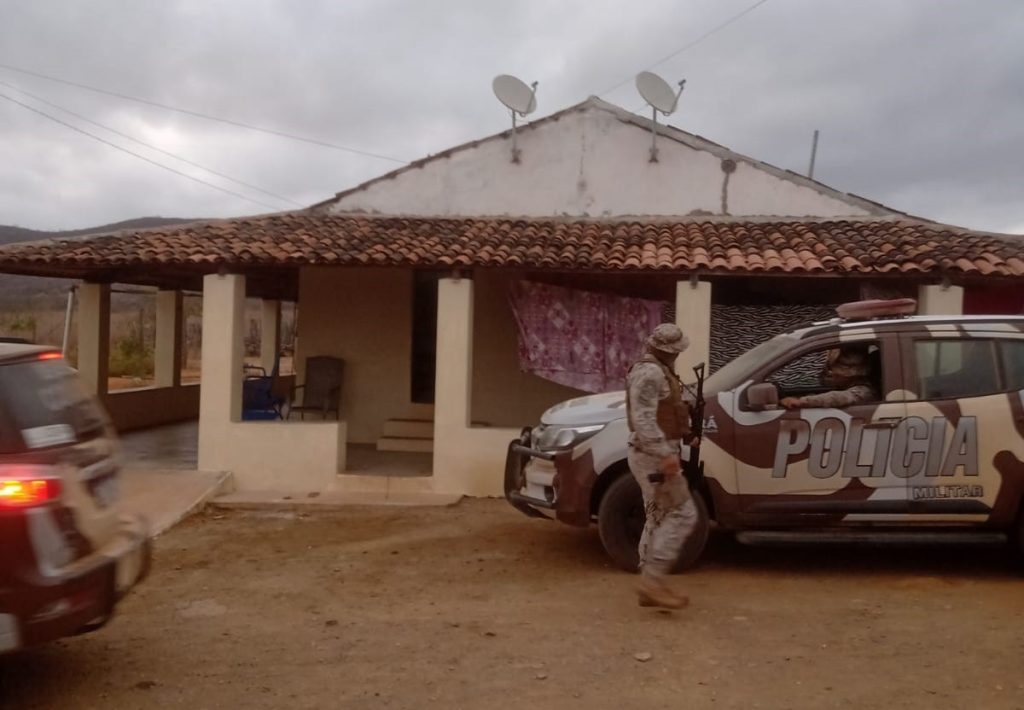 Foram apreendidos quatro aparelhos celulares- Imagens: Reprodução/MPCE.