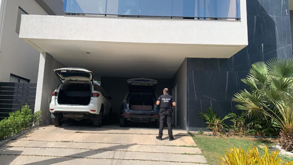 A PCCE desarticulou grupo criminoso com atuação nacional, apreende automóveis de luxo, jóias e outros bens avaliados em cerca de R$ 4 milhões - Imagem: Reprodução/SSPS.