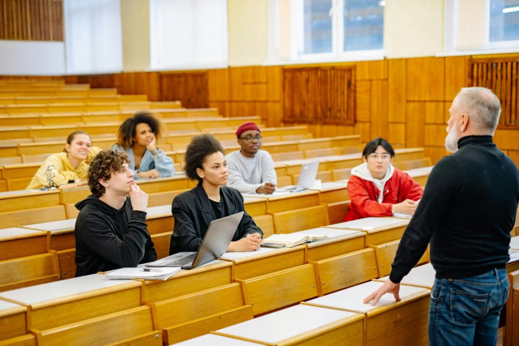 Vistos EB-1B e EB-2 NIW apresentam caminhos promissores para aqueles que desejam viver o ambiente acadêmico americano - Imagem: Reprodução.