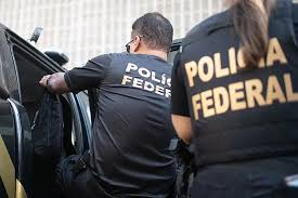 A ação apreendeu o telefone celular de um homem suspeito de atuar comprando votos para dez candidatos - Imagem: Reprodução/PF.