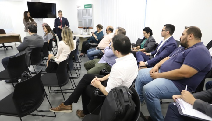 Representantes dos candidatos André Fernandes e Evandro Leitão se comprometeram a seguir recomendação do MPE - Imagem: Reprodução/MPCE.