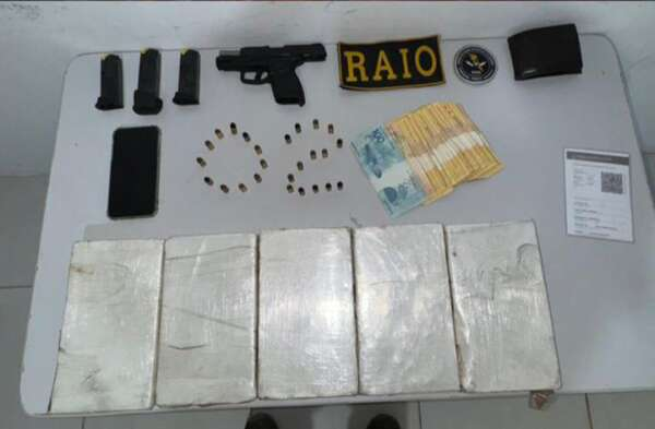 Em Aquiraz, homem é preso pela PMCE com mais de 5kg de drogas, arma de fogo e munições