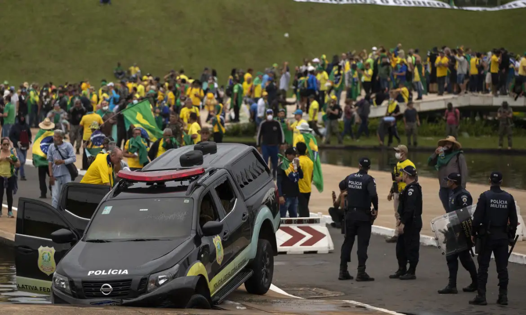 Na foto, carro da Polícia Legislativa em frente ao Congresso Nacional - Imagem: Joedson Alves/Agência Brasil.