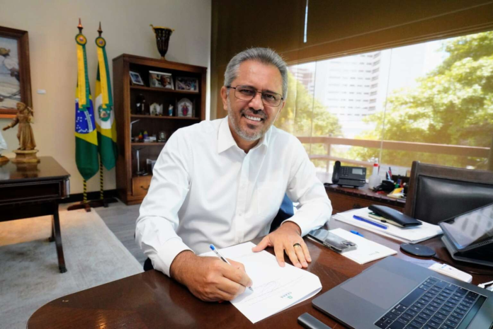 Decreto foi assinado nesta quinta-feira (10/10), no Palácio da Abolição, em Fortaleza - Imagem: Carlos Gibaja/Casa Civil