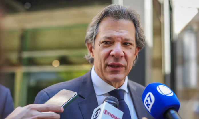 O Ministro da Fazendo Fernando Haddad fala com jornalistas - Imagem: Diogo Zacarias/MF