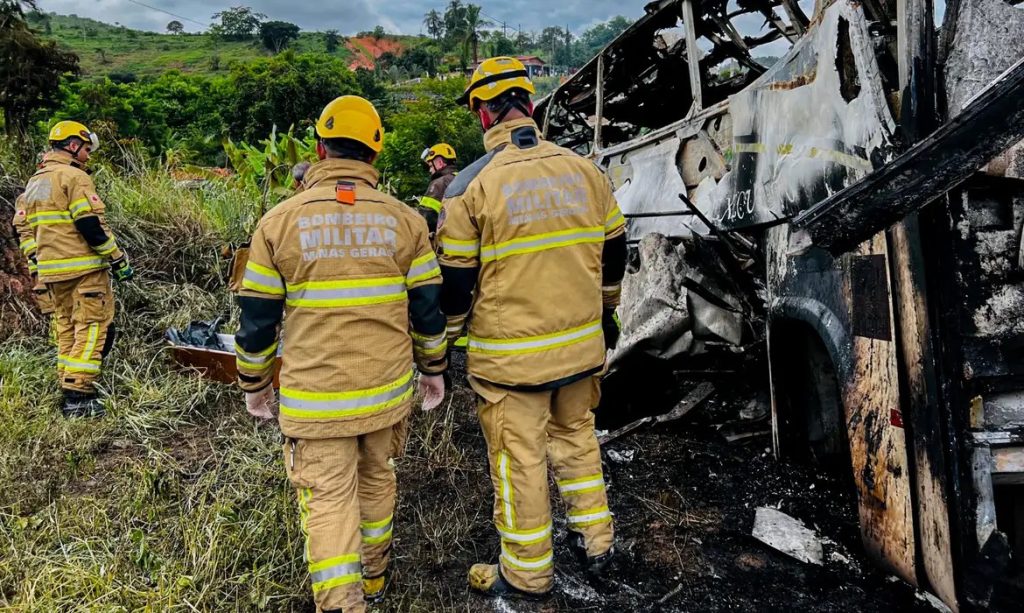 Dezessete pessoas foram feridas : Imagem: Corpo Bombeiros de MG.