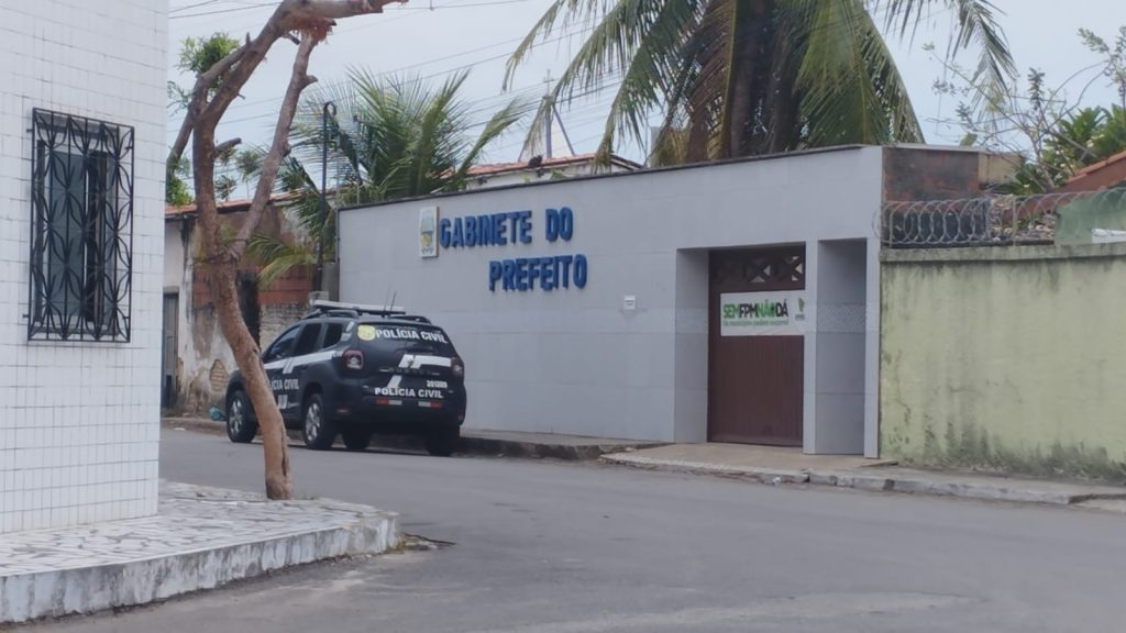 Veículo policial parado em frente ao gabinete do prefeito no dia da operação - Imagem: Reprodução/MPCE