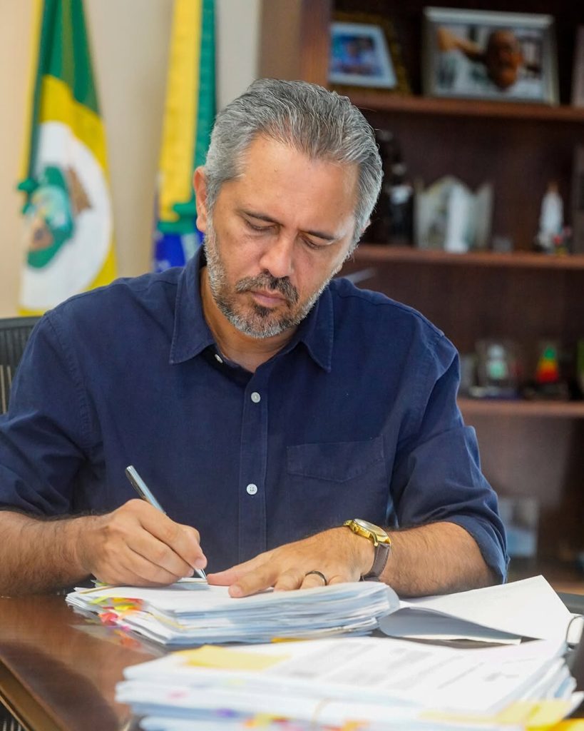 Elmano de Freitas assina o decreto- Imagem: Carlos Gibaja.