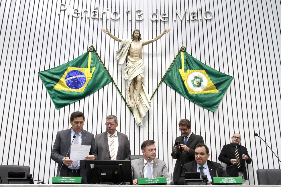 Votação durante sessão plenária desta terça-feira - Imagem: Junior Pio