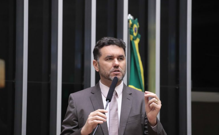 A proposta será enviada ao Senado. Fotografia de Moses Rodrigues, relator da proposta - Imagem: Bruno Spada/Câmara dos Deputados