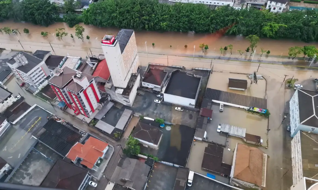 A situação segue classificada como "crítica" no estado - Imagem: Coredec/Joinville