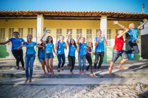 Os jovens participaram de 52 horas de oficinas abordando temas como fotografia, sustentabilidade, ecologia, reciclagem e arte - Imagem: Reprodução.