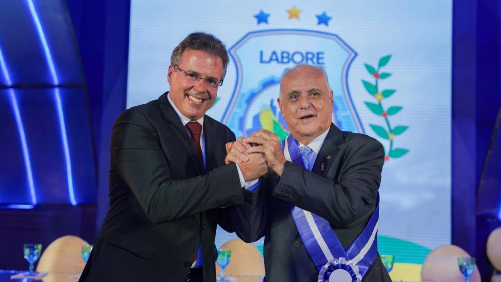 Roberto Pessoa (E) e o vice Gerson Cecchini - Imagem: Reprodução.