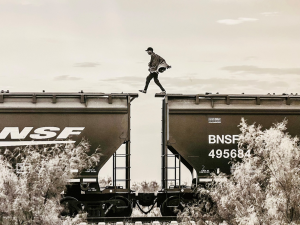 Exposição World Press Photo: A Obra Os dois muros mostra um imigrante sobre um trem de carga para chegar à fronteira dos EUA - Imagem: Foto de Alejandro Cegarra, fotógrafo venezuelano.