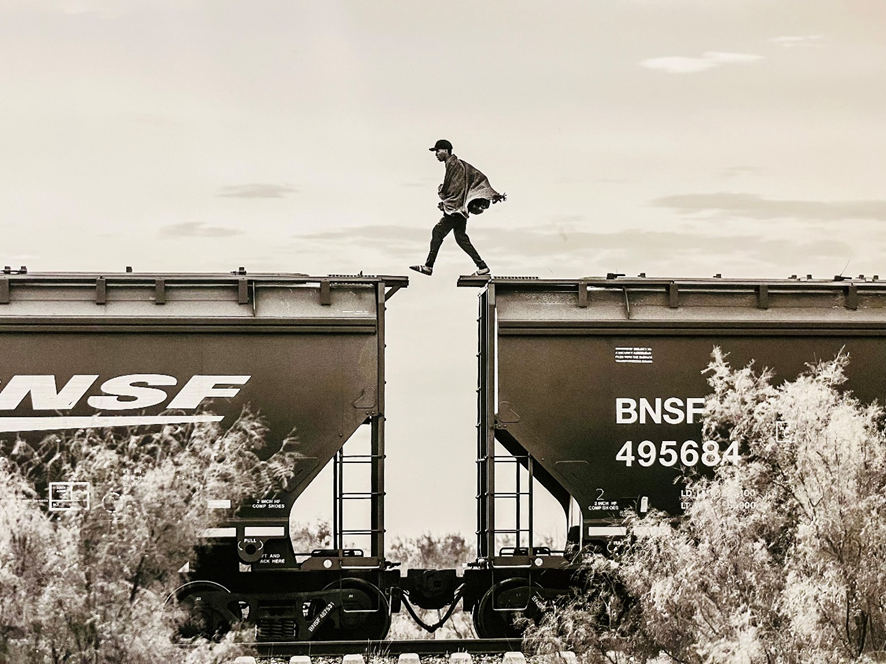 Exposição World Press Photo: A Obra Os dois muros mostra um imigrante sobre um trem de carga para chegar à fronteira dos EUA - Imagem: Foto de Alejandro Cegarra, fotógrafo venezuelano.
