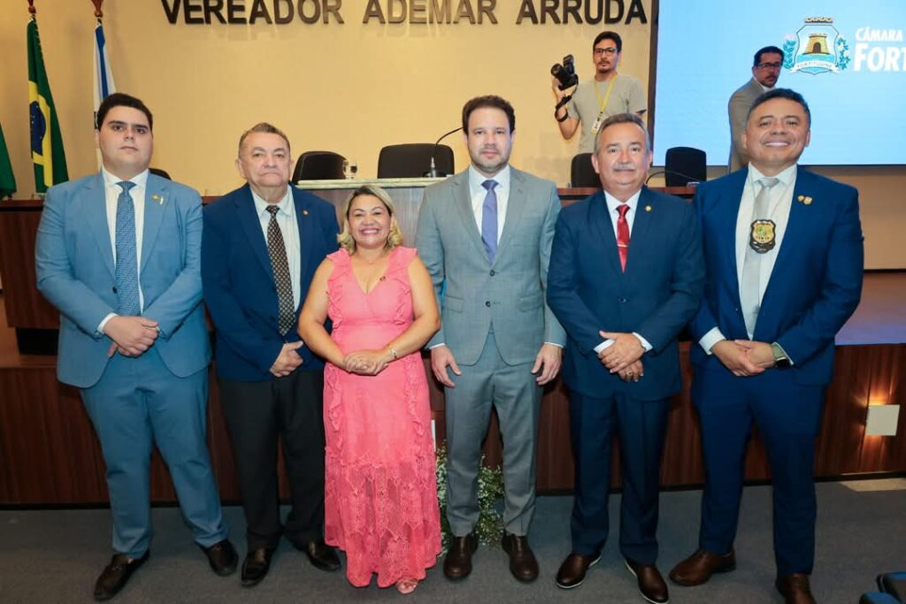 O presidente da Casa, Léo Couto (C) deu posse aos suplentes - Imagem: Reprodução.