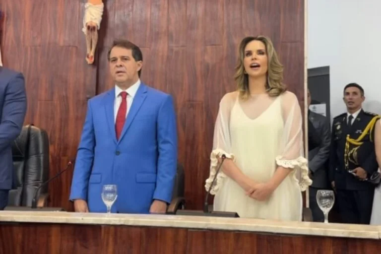 Evandro e Gabriella em momento da posse - Imagem: Reprodução/Instagram
