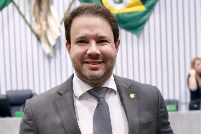Couto foi a escolha de consenso entre a base aliada de Evandro Leitão e a oposição - Imagem: Júnior Pio/Alece