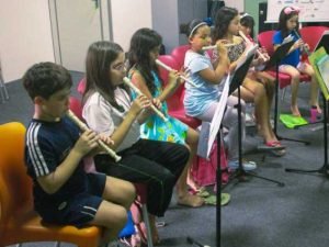 O curso de flauta doce atende crianças de 7 a 12 anos e é oferecido às quartas-feiras à tarde e às quintas-feiras pela manhã - Imagem: Reprodução.