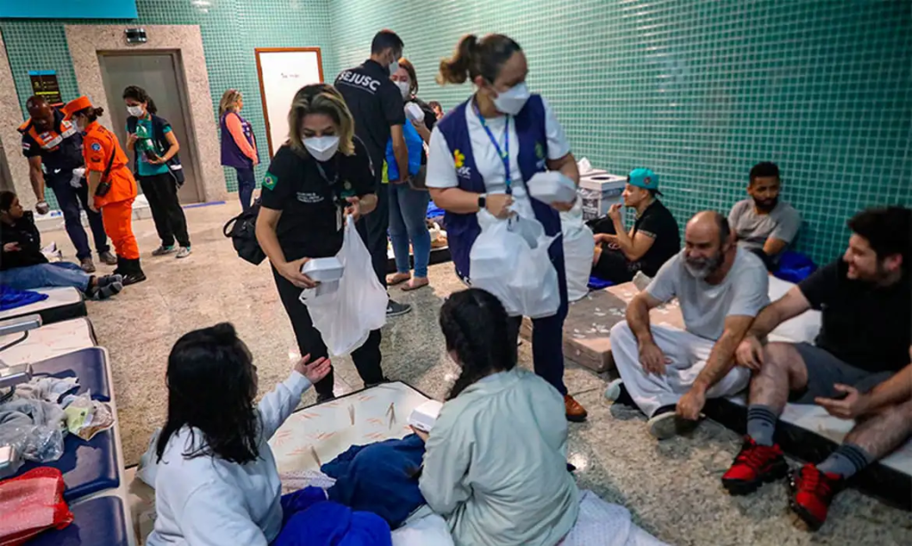 Deportados dos Estados Unidos recebem alimentação do Governo do Amazonas no aeroporto de Manaus - Imagem: Gov AM/Divulgação