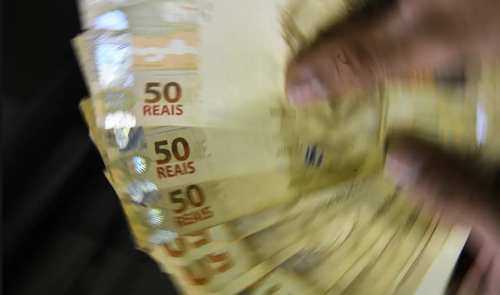 O valor médio ficou em R$ 7.065,14 por trabalhador, com prazo médio de 21 meses divididos em parcelas de R$ 333,88 - Imagem: Marcello Casal Jr/Agência Brasil