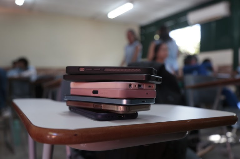 O texto detalha as regras para uso pedagógico dos celulares e dispositivos tecnológicos em sala de aula - Imagem: Ângelo Miguel/MEC