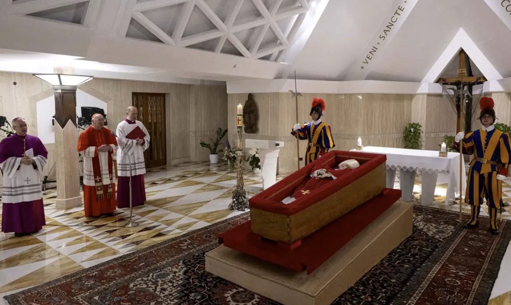 Corpo do papa Francisco na residência de Santa Marta - Foto: Vaticano/Divulgação
