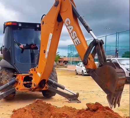 A Prefeitura de Aracati, junto com a Cagece, está ampliando a rede de abastecimento de água do município. "É mais dignidade, mais saúde e mais qualidade de vida pra nossa gente", disse a prefeita Roberta de Bismarck. .