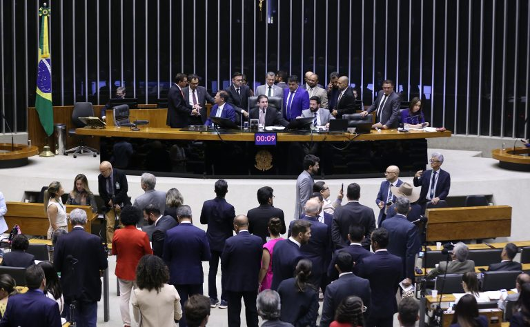 Proposta autoriza medidas de reciprocidade no comércio exterior - Imagem: Kayo Magalhães/ Agência Câmara de Notícias