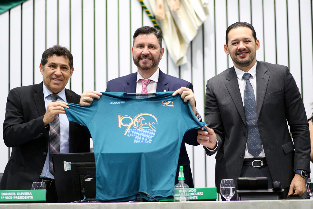Presidente anunciou pontos da programação de aniversário da Alece no Plenário - Imagem: Junior Pio
