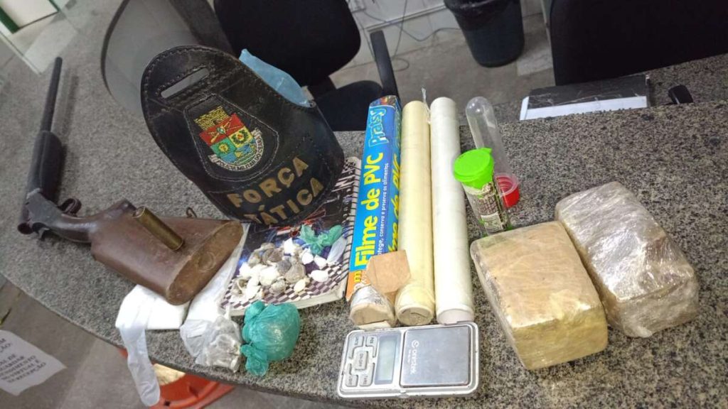 O material ilícito estava escondido em terreno baldio- Foto: Divulgação/PMCE.