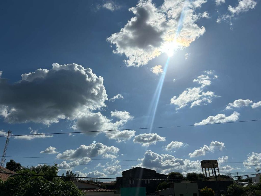 As tardes dos próximos dias devem ser marcadas por céu mais aberto e altas temperaturas, variando entre 34°C e 36°C em grande parte do estado - Foto: Marciel Bezerra.