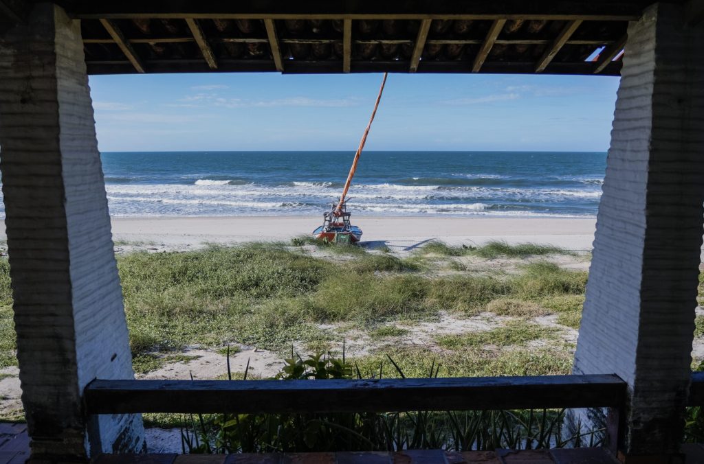 Ações humanas, aliadas a fatores climáticos, têm intensificado o avanço do mar no litoral cearense, trazendo prejuízos sociais, ambientais e econômicos - Foto: Fernanda Barros/O POVO