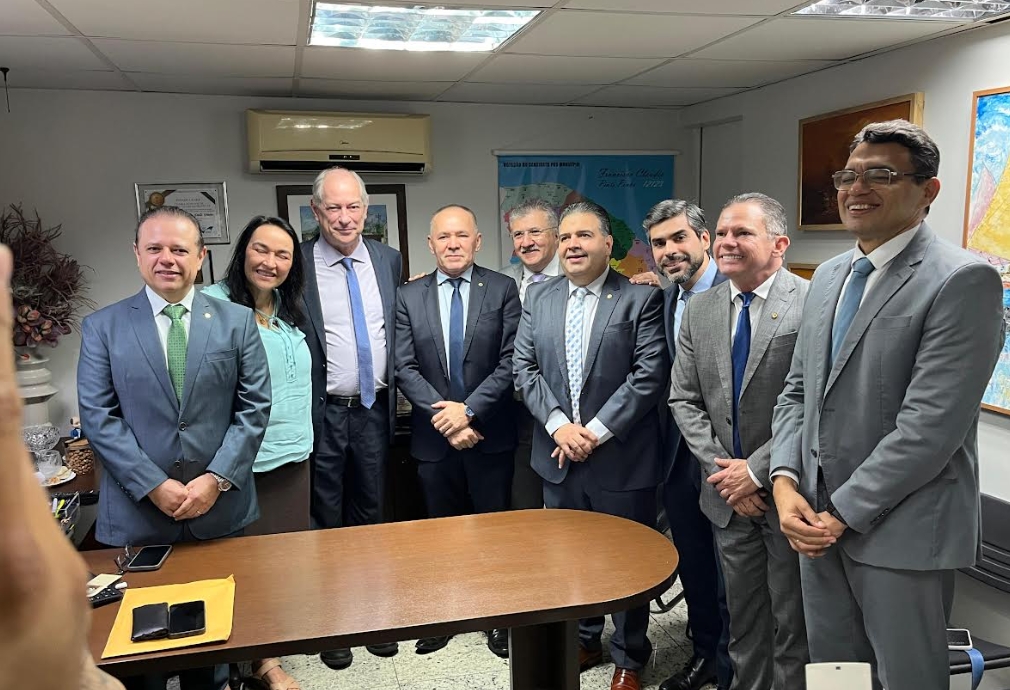 O ex-governador Ciro Gomes (PDT) participou de reunião de deputados oposicionistas, na Assembleia Legislativa, nesta terça-feira, 6 de maio. A reunião ocorreu no gabinete do deputado Cláudio Pinho. Durante a conversa, Ciro declarou que seu candidato ao Senado será o deputado Alcides Fernandes (PL), pai do deputado federal André Fernandes (PL). Ciro defende que o PDT saía da base governista, no âmbito nacional, para integrar uma frente de oposição ao PT. Para fortalecer ainda mais o cenário para 2026, o ex-prefeito Roberto Claudio anunciou sua pré-candidatura a governador.