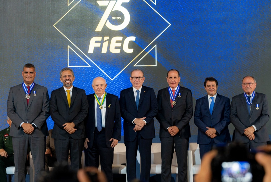 Também foi entregue a Medalha da Ordem do Mérito Industrial- Foto: Divulgação/FIEC.