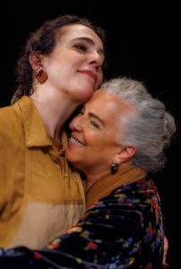 Peça com Silvia Buarque e Guida Vianna também aborda temas como homofobia e feminismo - Foto: Divulgação.