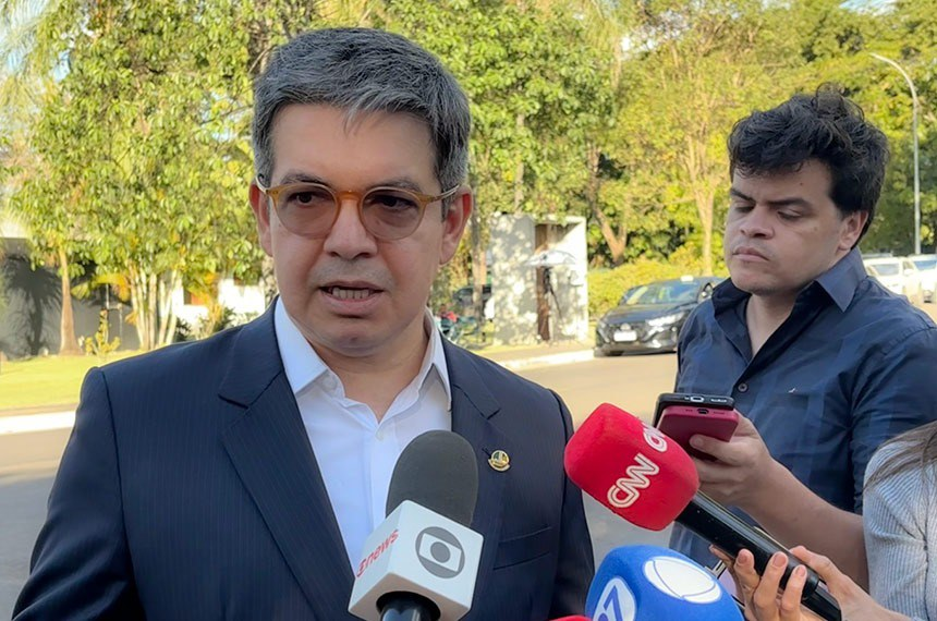Randolfe concedeu entrevista após reunião com Davi Alcolumbre e líderes partidários na residência oficial do presidente do Senado - Foto: Divulgação.