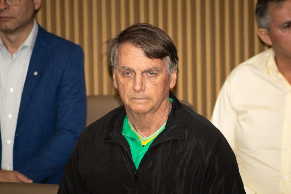 Jair Bolsonaro, durante evento na Câmara Municipal de Aparecida de Goiânia, visivelmente abatido - Foto: Guilherme Alves/Jornal Opção