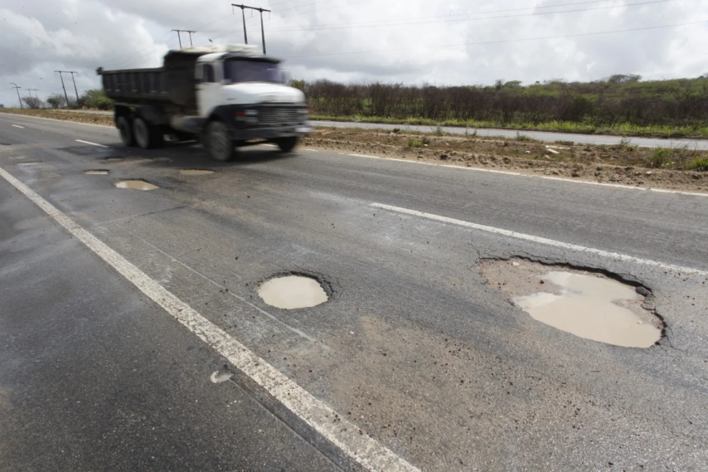 Trecho com buracos na CE 060, km 33, no trecho entre Pacatuba e Redenção - Foto: Fábio Lima.