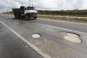 Trecho com buracos na CE 060, km 33, no trecho entre Pacatuba e Redenção - Foto: Fábio Lima.
