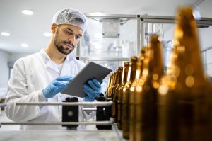 Um dos empreendimentos, do setor de bebidas, emprega 840 trabalhadores no Ceará - Foto: Ilustrativa/Depositphotos